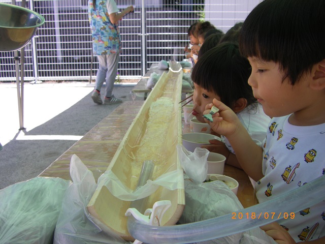 二川名物「流しそうめん」