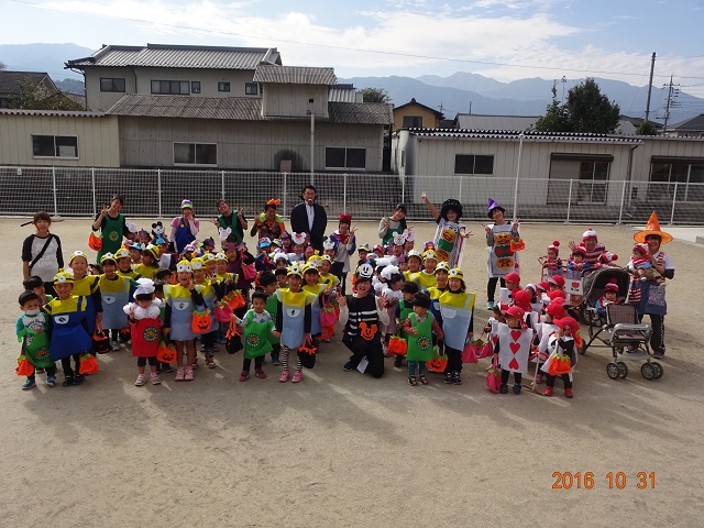 ハロウィン衣装で「はい、ポーズ！」