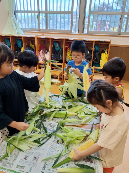 とうもろこしの皮むき